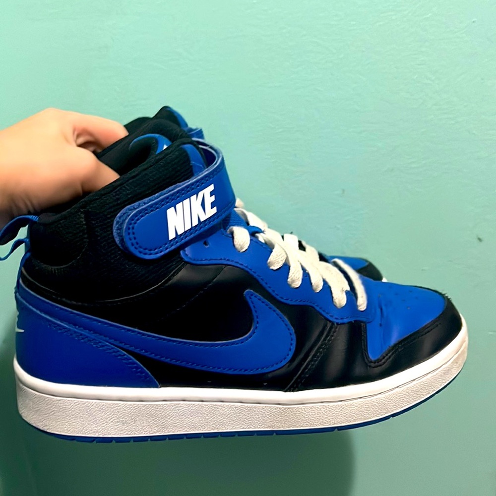 Blue Nike shoes 55$ worn once Youth 6 size  good material